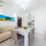 Tra Centro E Mare イスキア島