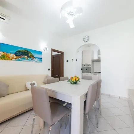 Tra Centro E Mare Ischia